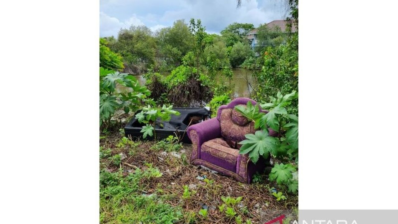 Penelitian Aliansi Zero Waste Indonesia (AZWI) mengungkap pencemaran mikroplastik yang mengkhawatirkan di Kepulauan Seribu, ditemukan di air, tumbuhan, bahkan tubuh manusia, mengancam kesehatan dan ekosistem.