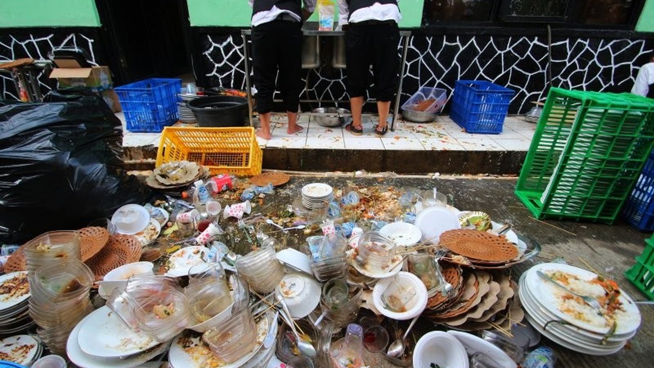 Kementerian Lingkungan Hidup (KLH) mengimbau masyarakat mengurangi sampah makanan atau 