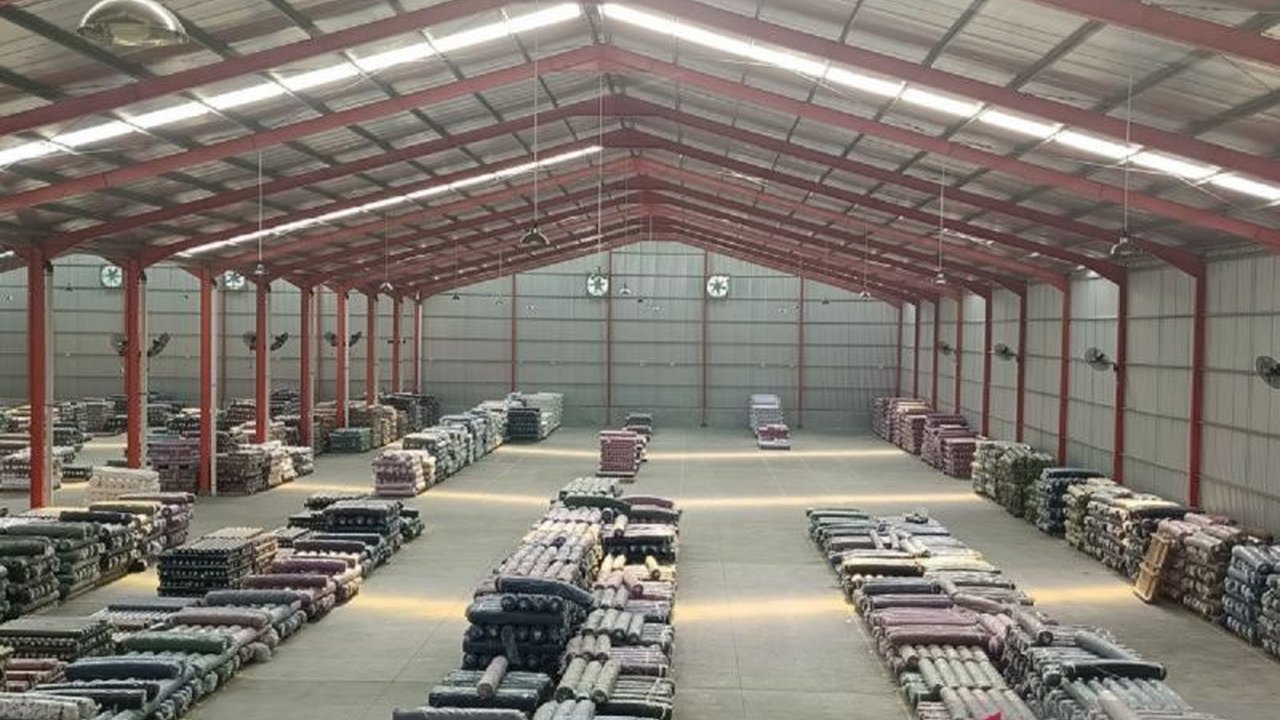 Lonjakan investasi di sektor tekstil, pakaian jadi, dan alas kaki Indonesia mencapai Rp39,21 triliun pada tahun 2024, meningkat drastis dibandingkan tahun sebelumnya,  menunjukkan prospek positif industri dalam negeri.