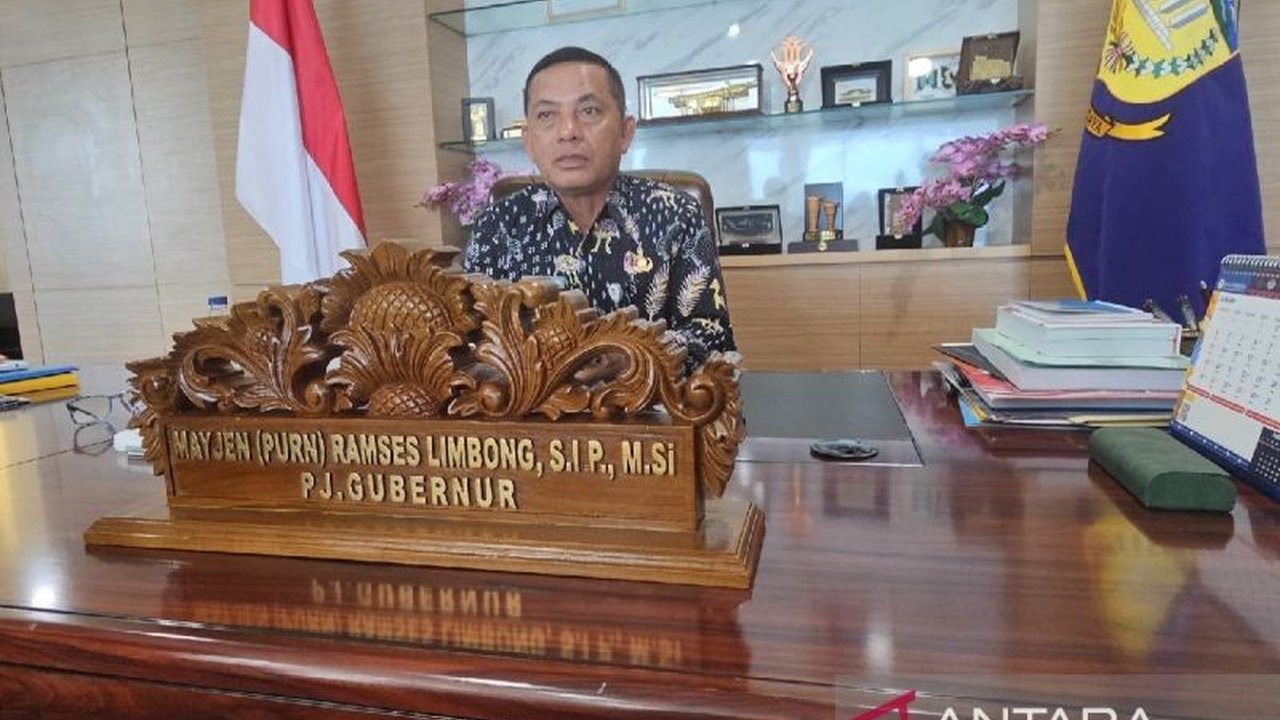 Penjabat Gubernur Papua, Ramses Limbong, mengajak Lembaga Masyarakat Adat (LMA) untuk mendukung program Makanan Bergizi Gratis (MBG) guna mengurangi angka kemiskinan dan kekurangan gizi anak di Papua, dengan sosialisasi yang masif dan implementasi bertaha