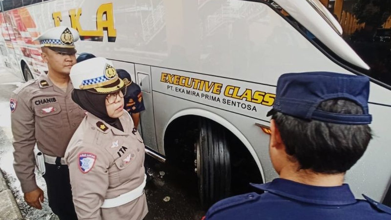 Polda Jatim bersama instansi terkait melakukan ramp check terhadap puluhan bus di Terminal Purabaya untuk memastikan kelaikan kendaraan jelang mudik Lebaran 2025, guna memastikan keamanan dan kenyamanan pemudik.