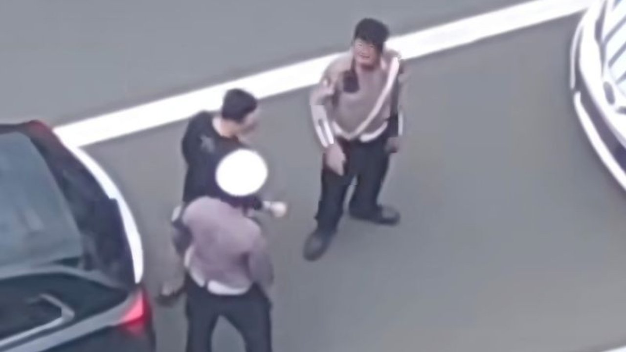 Direktorat Lalu Lintas Polda Metro Jaya memberikan klarifikasi terkait video viral dugaan pungli oleh petugas di Tol Dalam Kota Jakarta pada 15 Maret 2025.