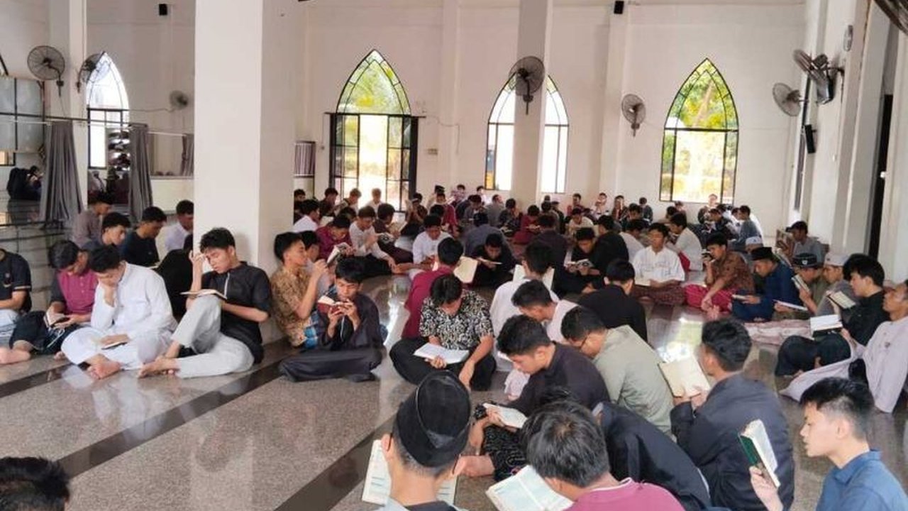 Kemenag Batam mengajak masyarakat memperkuat nilai keagamaan di bulan Ramadan, menghadapi tantangan ekonomi, dan menggelar berbagai kegiatan keagamaan seperti Khataman Al-Qur'an dan Safari Ramadan.