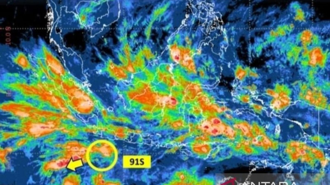 BBMKG Wilayah III Denpasar memperingatkan potensi hujan, petir, angin kencang, dan gelombang tinggi di Bali akibat bibit siklon 91S pada 17-19 Maret 2025.