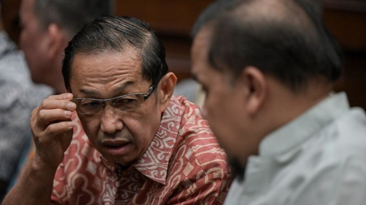 Pengadilan Tinggi DKI Jakarta memperberat vonis Tamron, pemilik CV VIP dan PT MCM, menjadi 18 tahun penjara dalam kasus korupsi pengelolaan timah PT Timah, dengan kerugian negara mencapai Rp300 triliun.