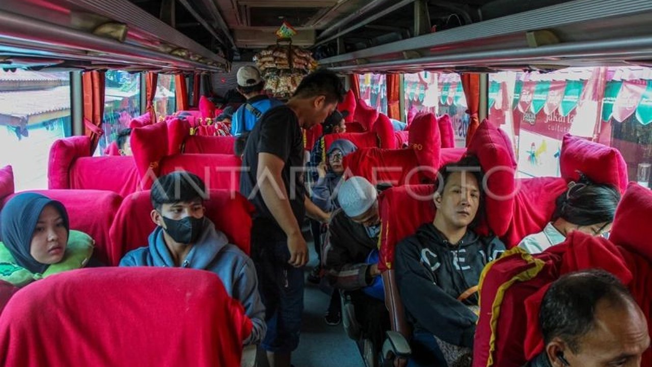 Gubernur DKI Jakarta, Pramono Anung Wibowo, mempertimbangkan penambahan kuota mudik gratis 2025 setelah kuota awal 22.000 peserta terpenuhi dalam waktu singkat; pendaftaran dibuka kembali mulai 19 Maret.