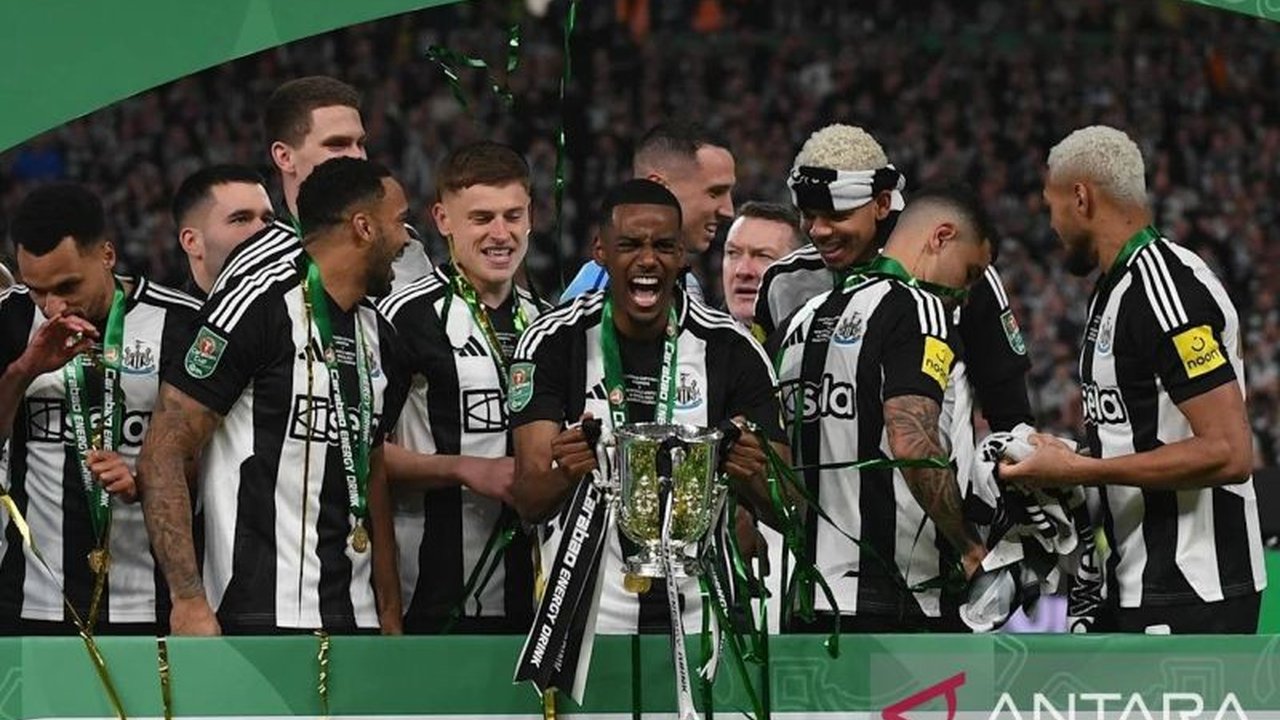 Manajer Eddie Howe dan Newcastle United rayakan kemenangan Piala Liga setelah 56 tahun puasa gelar, mengalahkan Liverpool 2-1 di final dramatis.