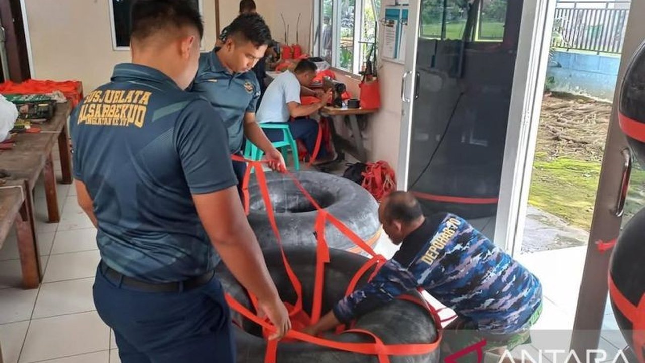 Satuan Pemeliharaan 72 Depohar 70 TNI AU berhasil menciptakan perahu karet dari ban bekas untuk membantu evakuasi korban banjir di berbagai wilayah rawan bencana, menunjukkan inovasi dan sinergi dalam penanggulangan bencana.