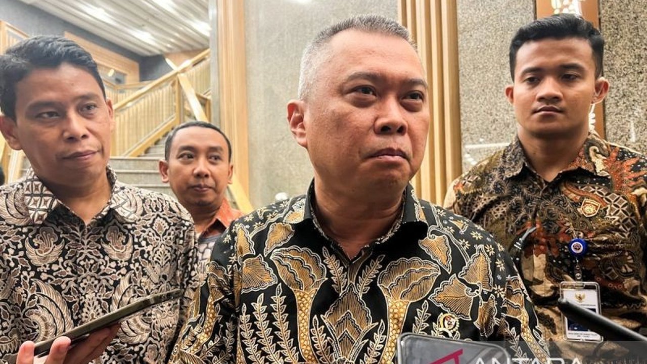 Menteri Perhubungan memastikan tidak ada pelarangan truk selama mudik Lebaran 2025, melainkan hanya pembatasan operasional untuk kendaraan tertentu demi keselamatan dan kelancaran lalu lintas.
