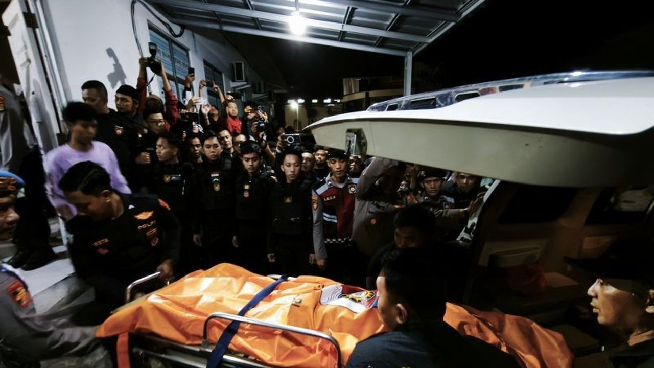 Tiga polisi gugur dalam penggerebekan judi sabung ayam di Way Kanan, Lampung; Polda Lampung lakukan autopsi untuk mengungkap penyebab kematian.