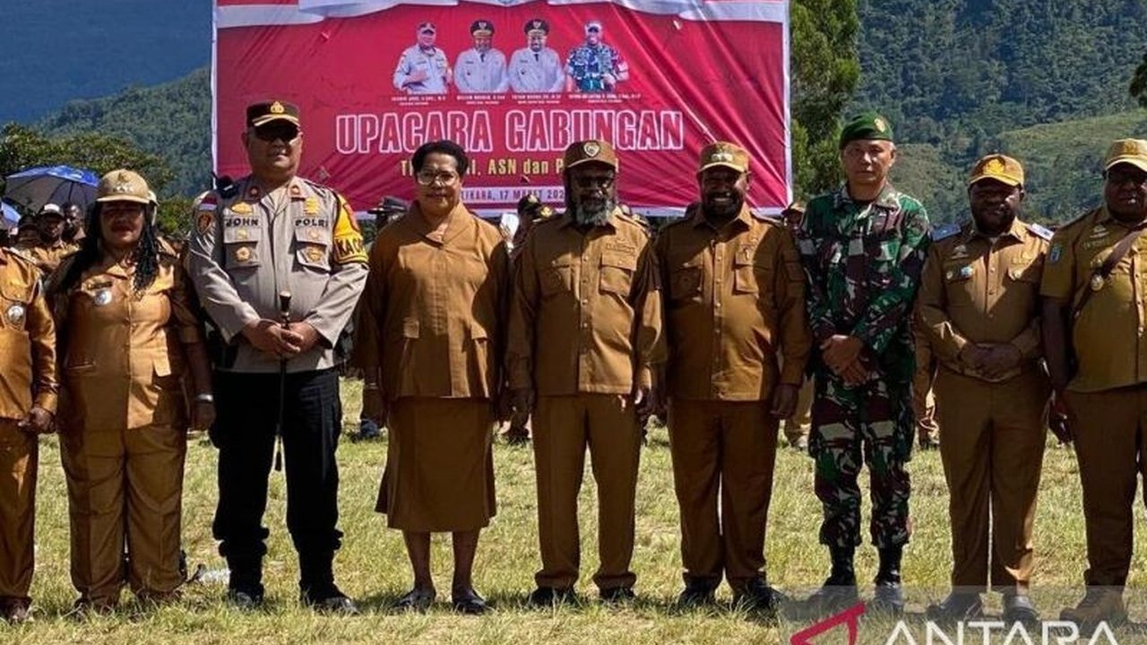 Bupati Tolikara Desak ASN Tingkatkan Pelayanan Publik