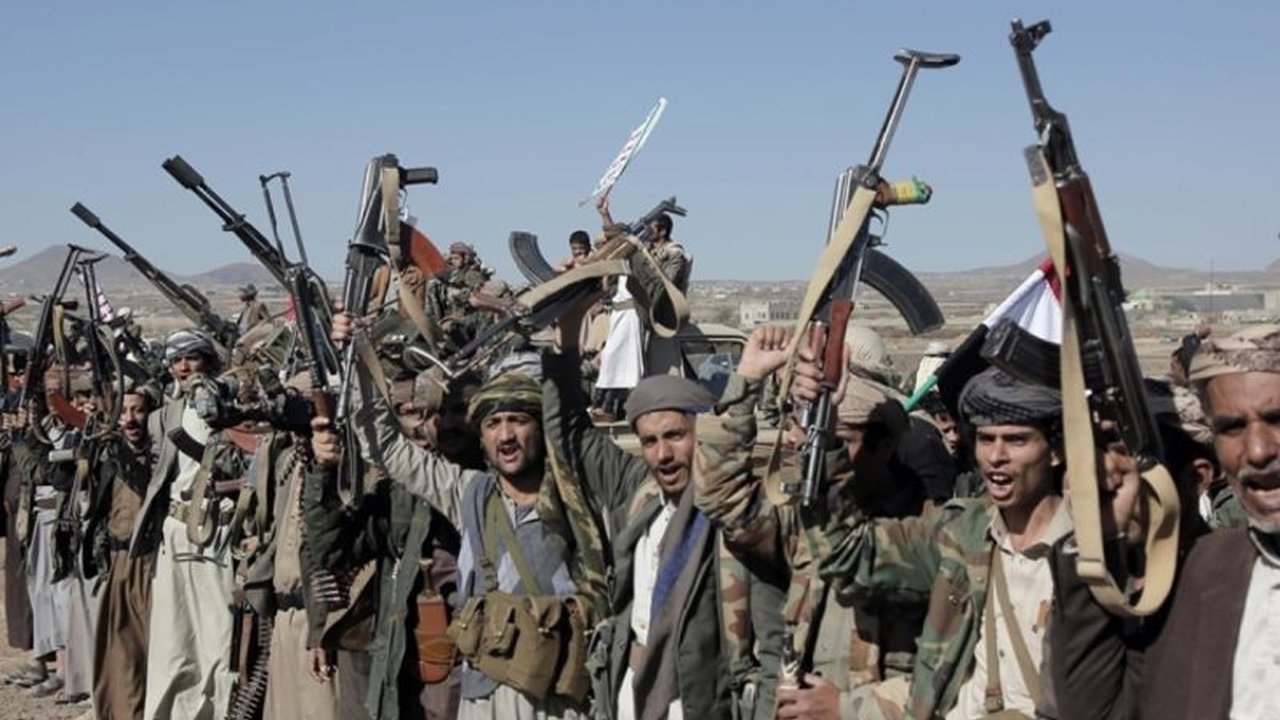 Presiden AS Donald Trump memperingatkan Iran akan bertanggung jawab atas serangan Houthi di Yaman, meningkatkan ketegangan di Laut Merah dan mengancam konsekuensi berat bagi Iran.