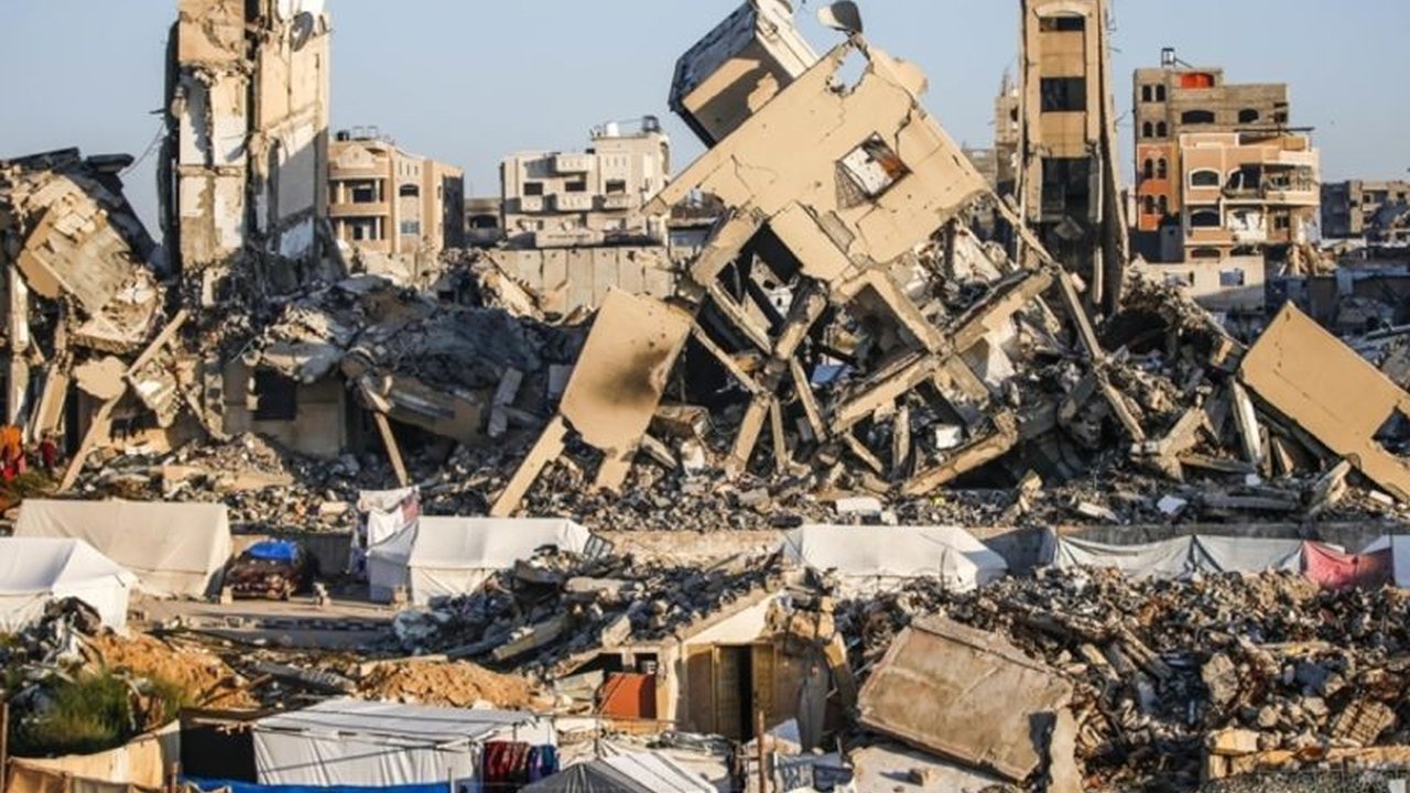 Krisis kemanusiaan di Gaza semakin memprihatinkan; 220 bangunan terancam runtuh, mengancam ribuan warga akibat kerusakan perang dan blokade Israel.