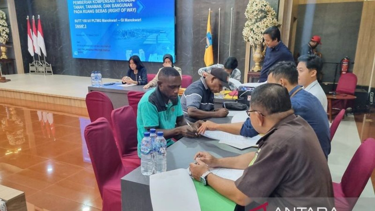 PLN Papua Barat telah membayar kompensasi tahap III senilai lebih dari Rp8 miliar kepada 35 warga terdampak pembangunan Saluran Udara Tegangan Tinggi (SUTT) di Manokwari, Papua Barat.