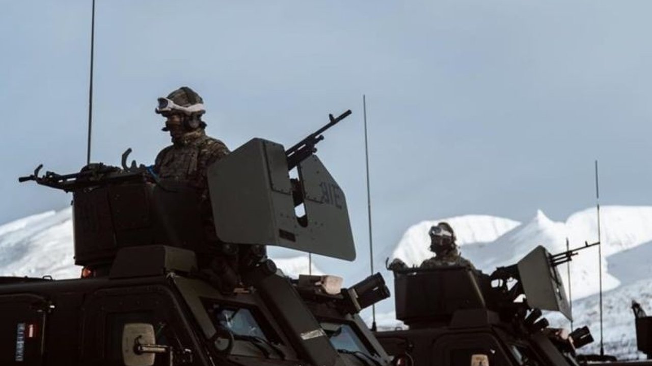 Amerika Serikat secara mengejutkan menarik diri dari koalisi internasional yang menyelidiki kejahatan perang Rusia di Ukraina, menandai perubahan signifikan dalam kebijakan AS terhadap Rusia.