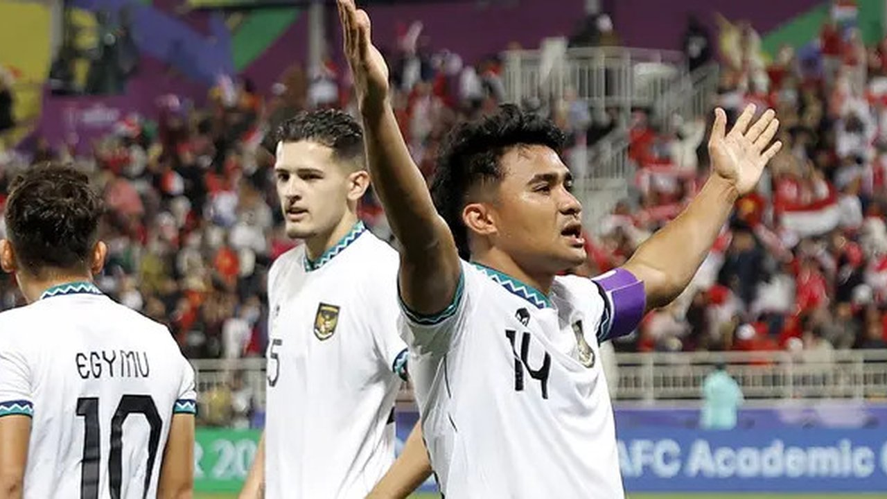 Kapten Timnas Indonesia, Asnawi Mangkualam, mencetak gol ke gawang Timnas Vietnam di Piala Asia 2023. (Bola.com/Dok.AFP/KARIM JAAFAR).