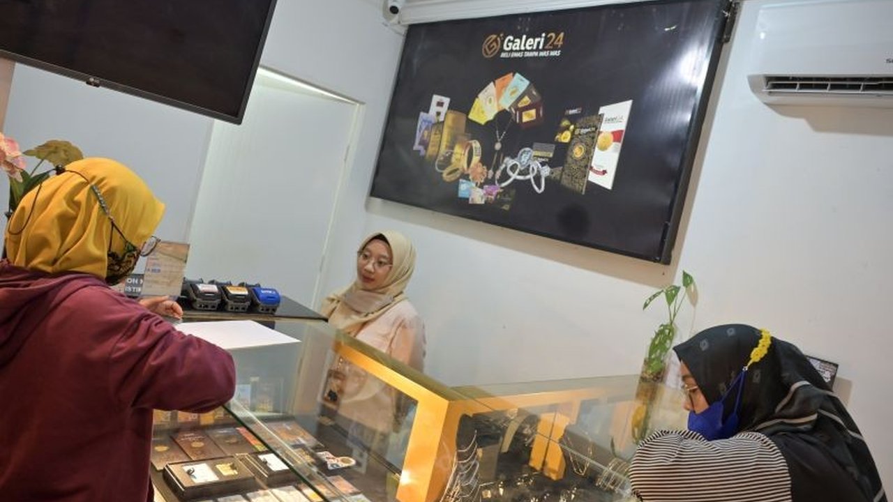 Harga emas Antam dan Galeri24 naik Rp2.000 per gram, sementara harga emas UBS turun Rp5.000; simak daftar harga lengkapnya!