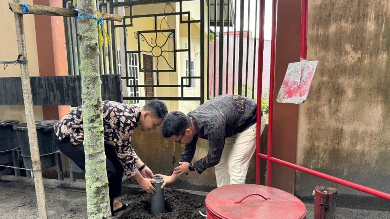 PLN UIP KLB bersama DLH Palangka Raya memasang biopori di kantornya, sebagai komitmen nyata dalam mendukung pelestarian lingkungan dan pengelolaan sampah berkelanjutan.