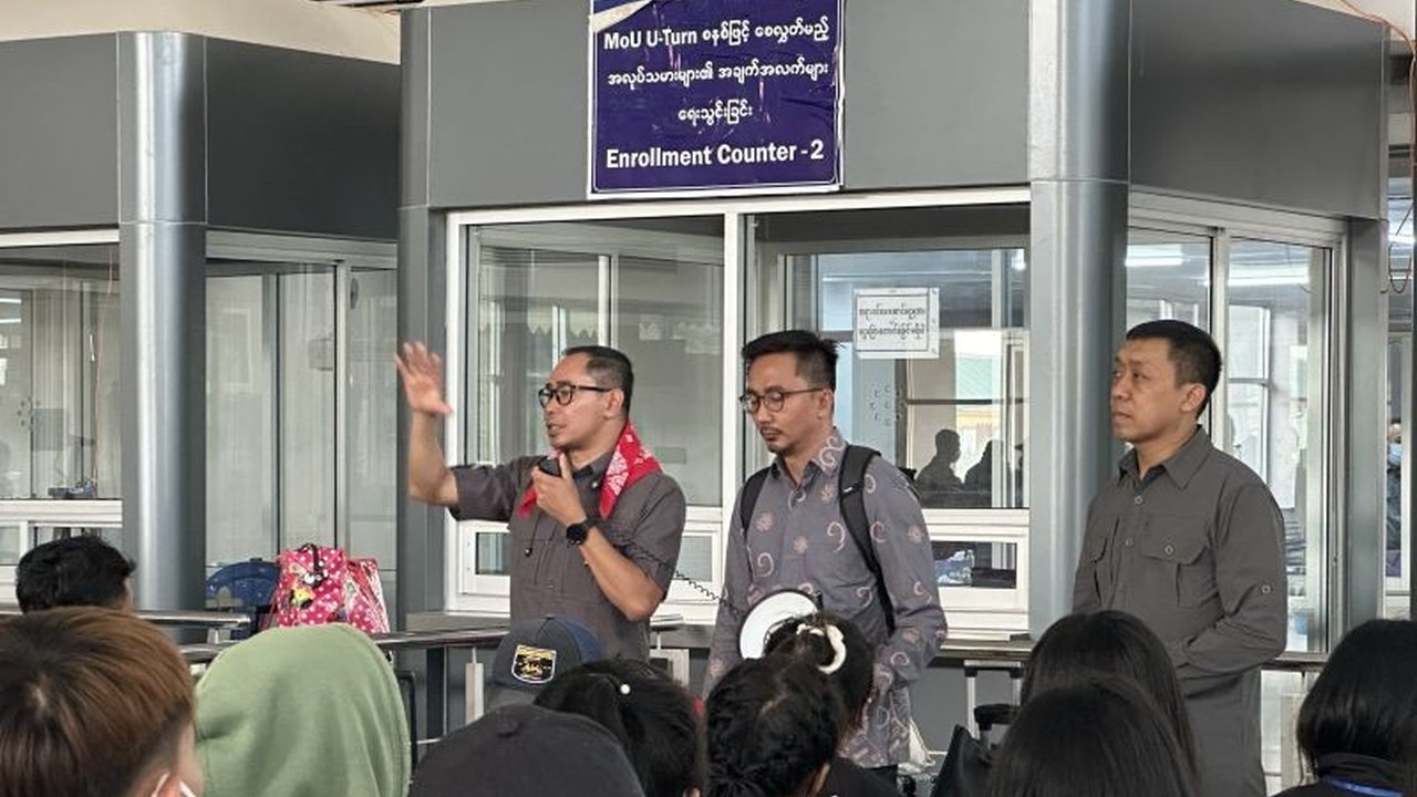 Kementerian Luar Negeri RI berhasil memulangkan 400 WNI korban eksploitasi penipuan daring di Myanmar, dengan 154 WNI lainnya akan segera menyusul dalam proses pemulangan.