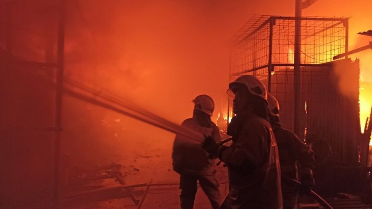 Kebakaran hebat menghanguskan 35 kios di Pasar Poncol, Jakarta Pusat, dini hari tadi akibat dugaan korsleting listrik, mengakibatkan kerugian lebih dari setengah miliar rupiah.