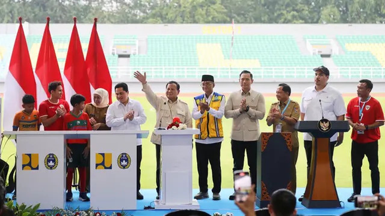Presiden Republik Indonesia, Prabowo Subianto (keenam kiri) melambaikan tangan saat meresmikan secara simbolis dan serentak 17 stadion yang sudah selesai direnovasi sesuai standar Federasi Se