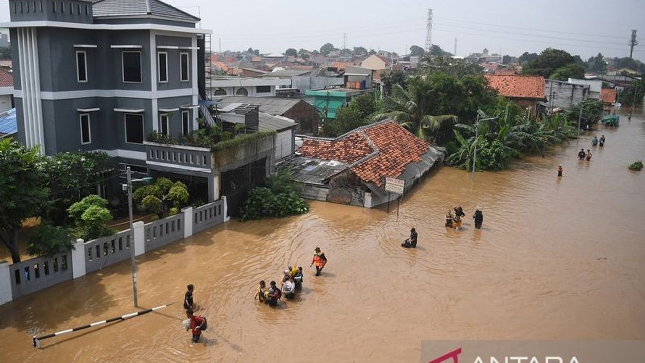 Hujan deras di Jakarta mengakibatkan banjir di 29 RT di Jakarta Timur, Barat, dan Selatan, dengan ketinggian air hingga 2,5 meter, terutama di sekitar aliran Sungai Ciliwung.
