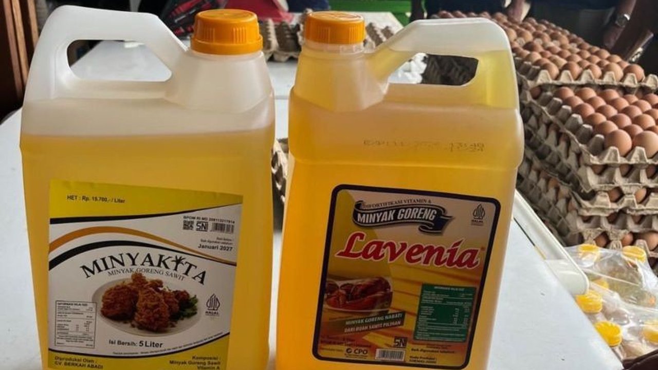 Satgas Pangan di Kepulauan Tanimbar mengungkap dugaan kecurangan penjualan Minyakita dengan volume yang kurang dari seharusnya; kemasan 5 liter hanya berisi 3,72 liter, dan kemasan 1 liter hanya 910ml.