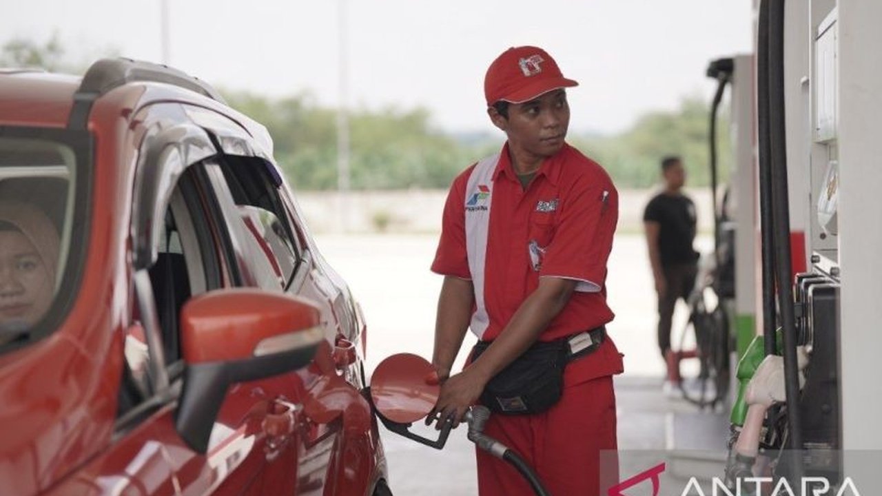 Pertamina menyiapkan stok BBM dan sarana distribusi untuk menghadapi lonjakan konsumsi selama periode mudik Lebaran 2025, memastikan pasokan tetap lancar.