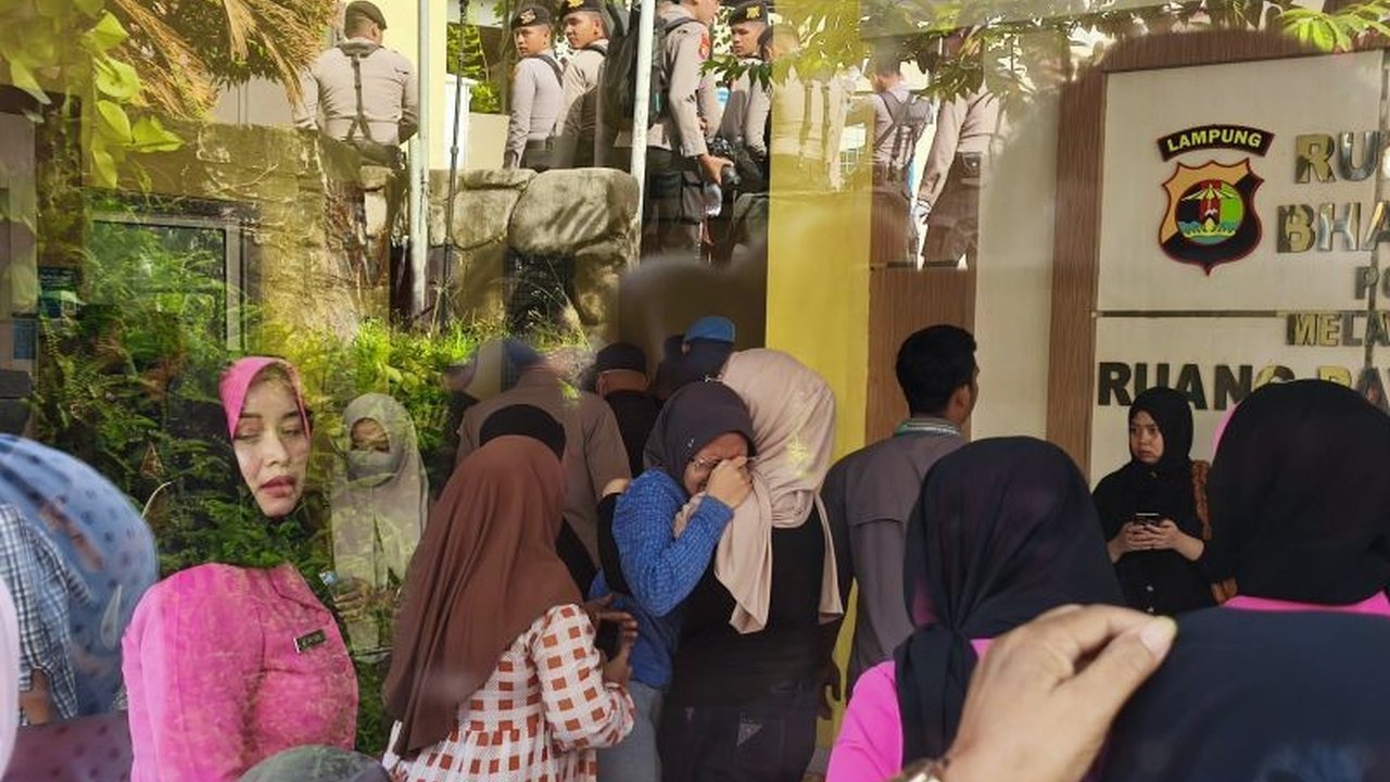 Polda Lampung meminta kesabaran publik terkait penyelidikan kasus tewasnya tiga polisi dalam penggerebekan sabung ayam di Way Kanan,  proses pengungkapan kasus masih berlangsung.