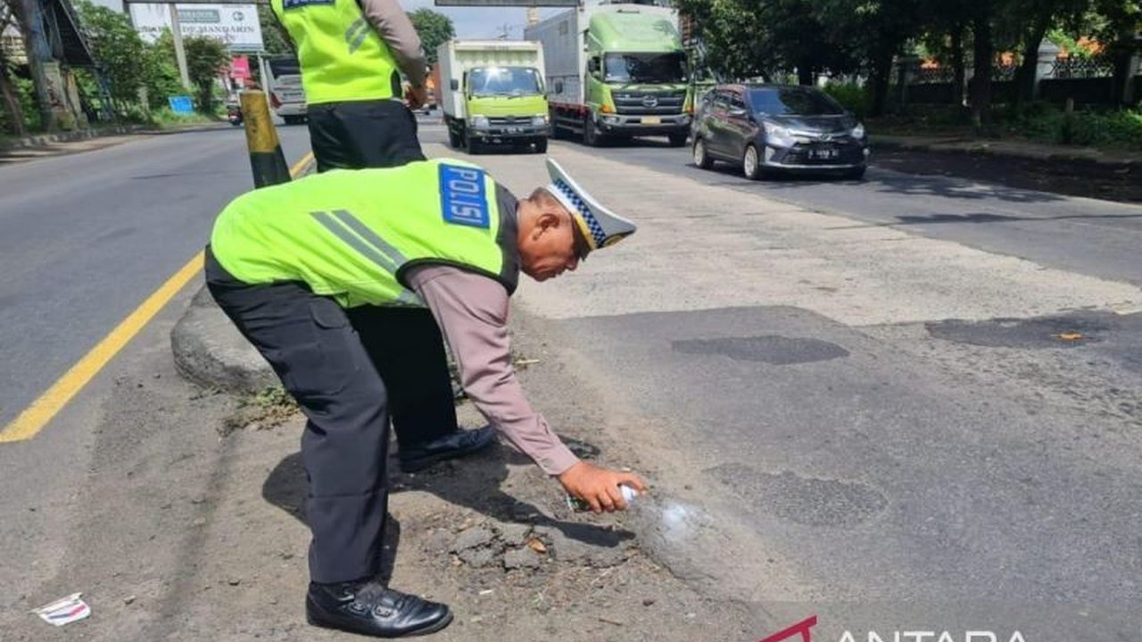 Pemerintah Kota Pekalongan membuka layanan pengaduan jalan berlubang untuk memastikan kelancaran arus mudik Lebaran 2025 dan mencegah kecelakaan lalu lintas.