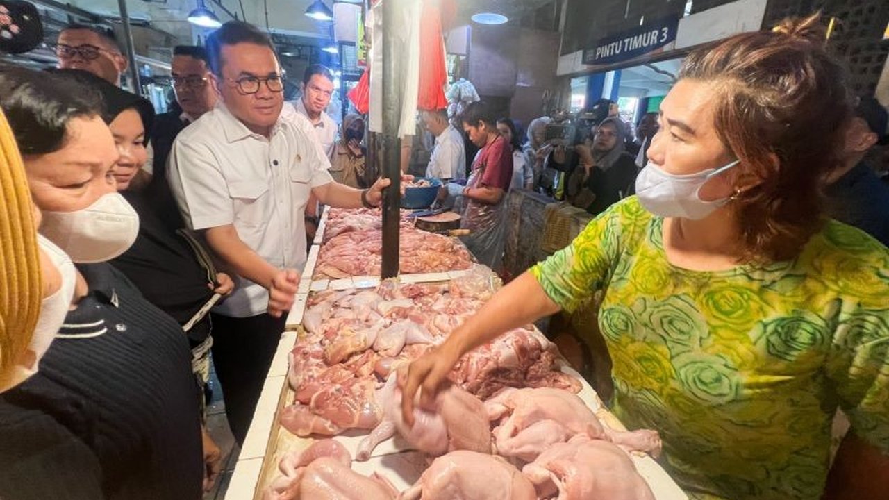 Jelang Lebaran, Mendag Budi Santoso meninjau harga pangan di Pasar Senen, Jakarta; harga ayam dan daging stabil, namun harga cabai masih fluktuatif akibat cuaca buruk.