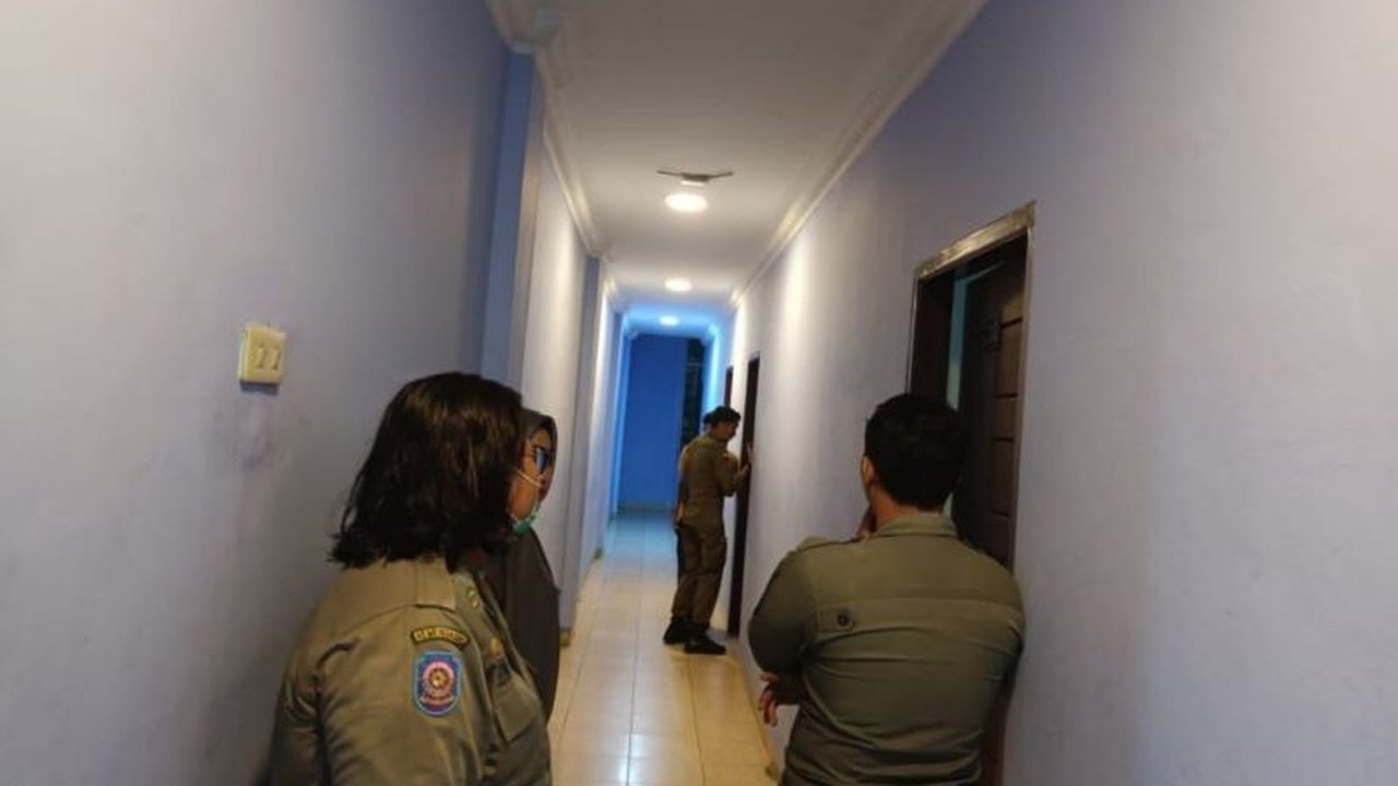 Satuan Polisi Pamong Praja (Satpol PP) Kota Pekanbaru mengamankan belasan pasangan ilegal yang kedapatan berduaan di sejumlah penginapan saat patroli cipta kondisi Ramadan, serta menertibkan lapak minuman keras dan tempat usaha kuliner yang melanggar atur