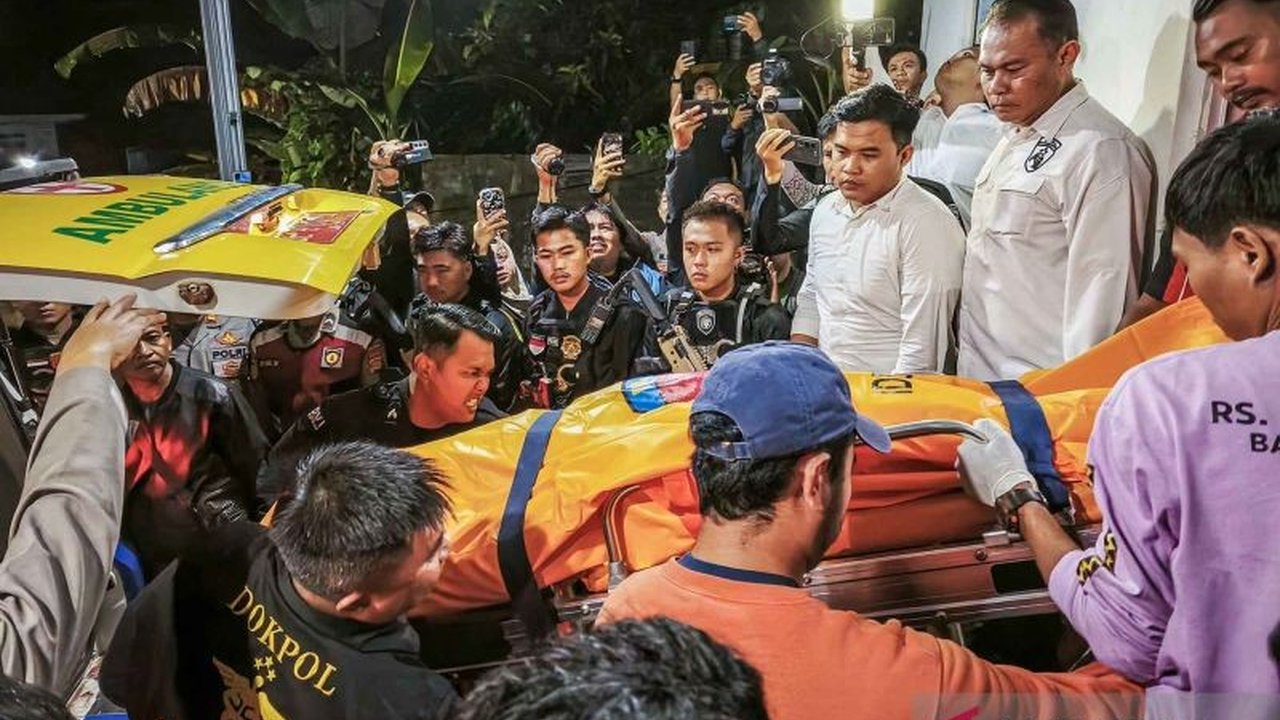 Tiga polisi di Way Kanan, Lampung, gugur ditembak saat menggerebek judi sabung ayam; Polda Lampung lakukan olah TKP dan autopsi jenazah.