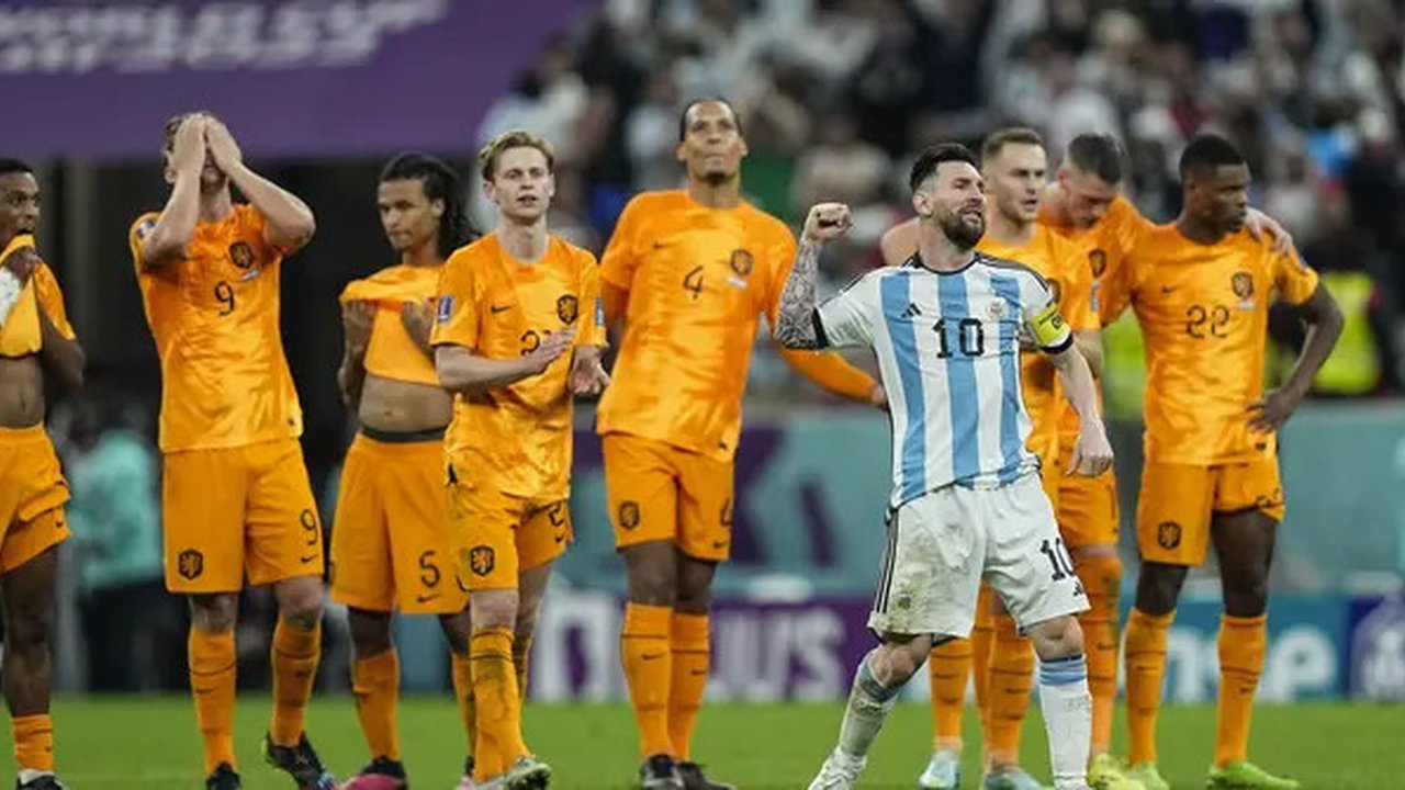 Pemain Argentina, Lionel Messi melakukan selebrasi di depan pemain Belanda saat babak adu penalti pada perempat final Piala Dunia 2022 yang berlangsung di Stadion Lusail, Jumat (09/12/2022) w