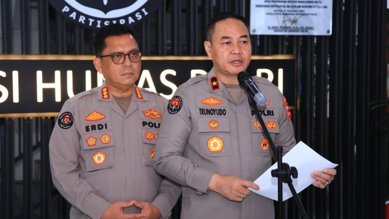 Kapolri Jenderal Listyo Sigit Prabowo memberikan kenaikan pangkat luar biasa anumerta kepada tiga personelnya yang gugur saat menggerebek arena judi sabung ayam di Way Kanan, Lampung.