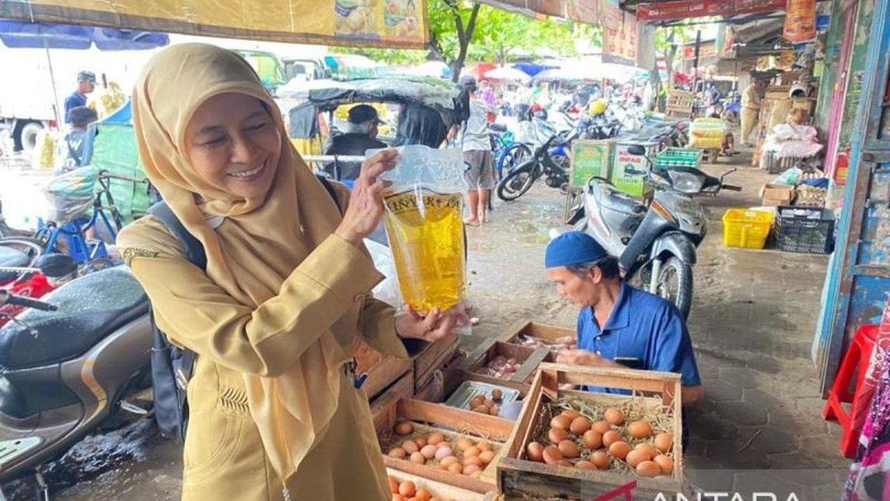 Pemerintah Kota Pekalongan mengimbau masyarakat untuk teliti membeli Minyakita bersubsidi karena maraknya produk palsu yang tidak sesuai standar, dengan ciri kemasan dan label tertentu.