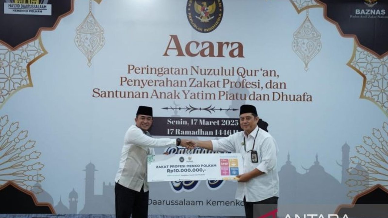 Kemenko Polkam menyerahkan zakat profesi melalui Baznas, sebagai bentuk kepedulian sosial dan membersihkan harta, serta menyalurkan santunan untuk anak yatim piatu.