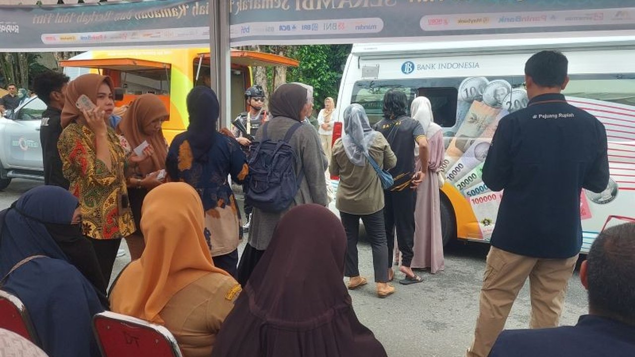 Ribuan warga Ternate rela antre panjang untuk menukarkan uang baru menjelang Lebaran 2025 melalui program layanan penukaran yang digelar Bank Indonesia Malut.