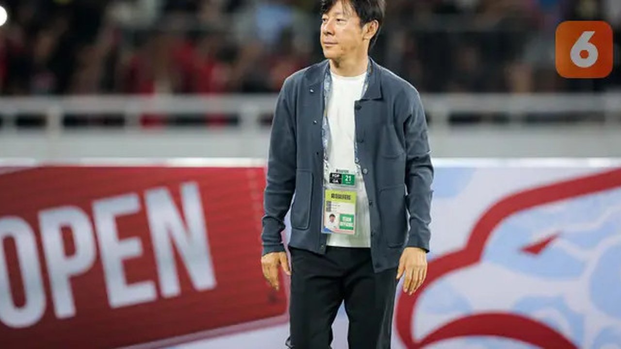 Pelatih Timnas Indonesia, Shin Tae-yong berjalan ke arah suporter merayakan kemenangan 1-0 atas Vietnam setelah berakhirnya laga Grup F kualifikasi Piala Dunia 2026 Zona Asia di Stadion Ut