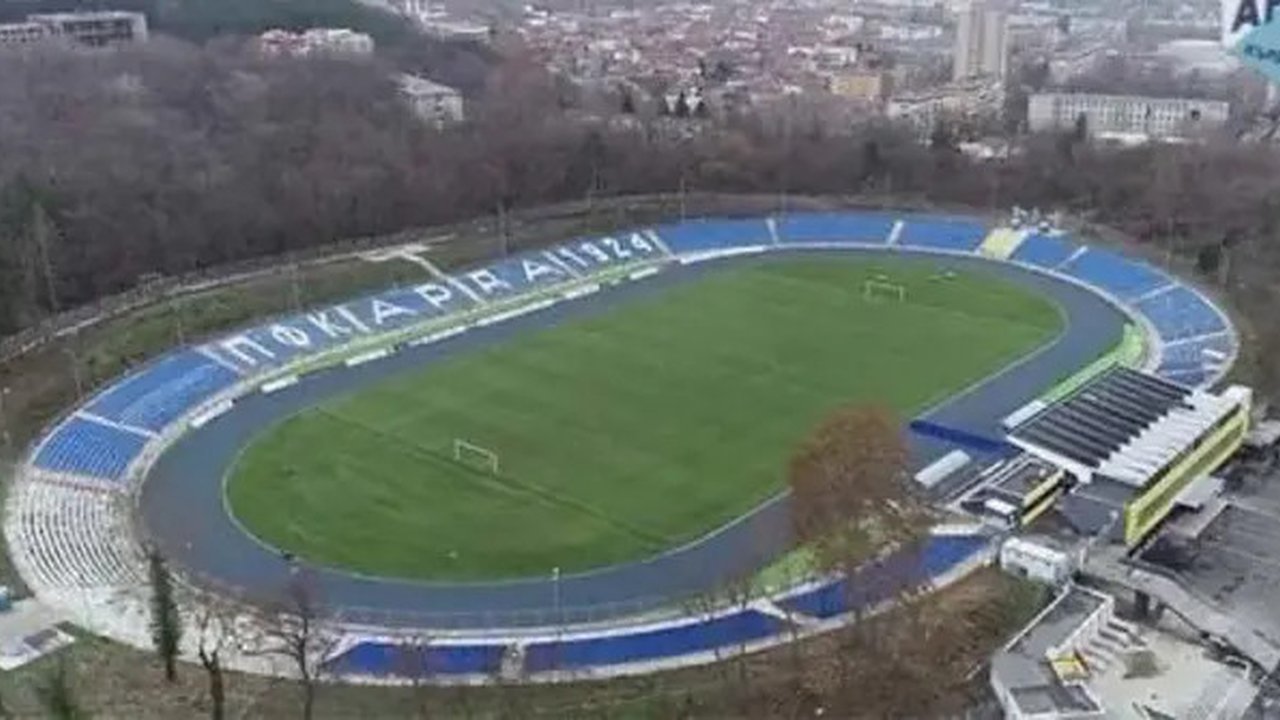 Arena Arda, stadion markas klub Arda Kardzhali di Liga Profesional Pertama Bulgaria. (Bola.com/X @arda_1924)