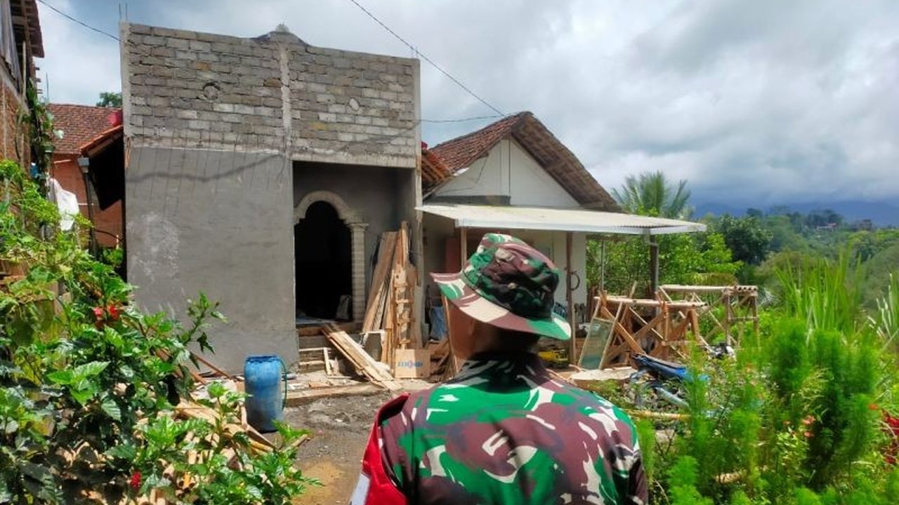 Pemkab Tulungagung menggelontorkan Rp1,16 miliar untuk program bedah rumah, membantu 58 keluarga kurang mampu memperbaiki tempat tinggalnya.