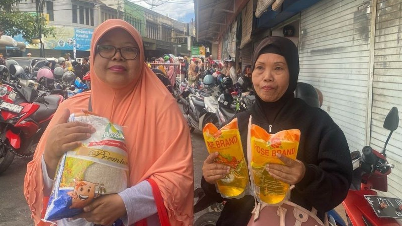 Program Operasi Pasar Bersubsidi (Opadi) di Sukabumi menggunakan sistem siapa cepat dia dapat, ribuan paket sembako murah langsung habis di hari pertama.