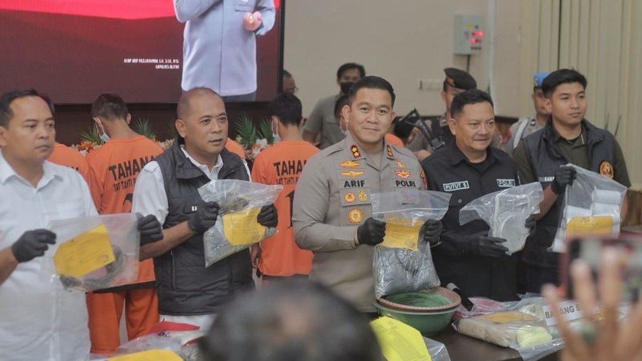 Polres Blitar berhasil mengungkap berbagai kasus kriminal selama Ramadhan 2025, termasuk penemuan bahan peledak, pencurian, dan pengeroyokan, dengan sejumlah tersangka telah ditangkap dan dijerat pasal yang sesuai.