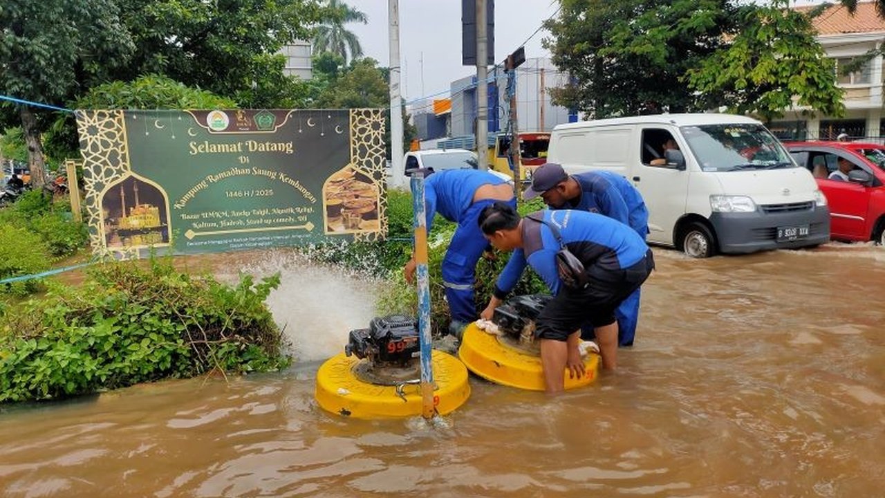 Suku Dinas Sumber Daya Air (SDA) Jakarta Barat kerahkan 222 pompa air untuk mencegah banjir di musim hujan, dengan fokus pada daerah rawan banjir seperti Rawabuaya dan Tegal Alur.