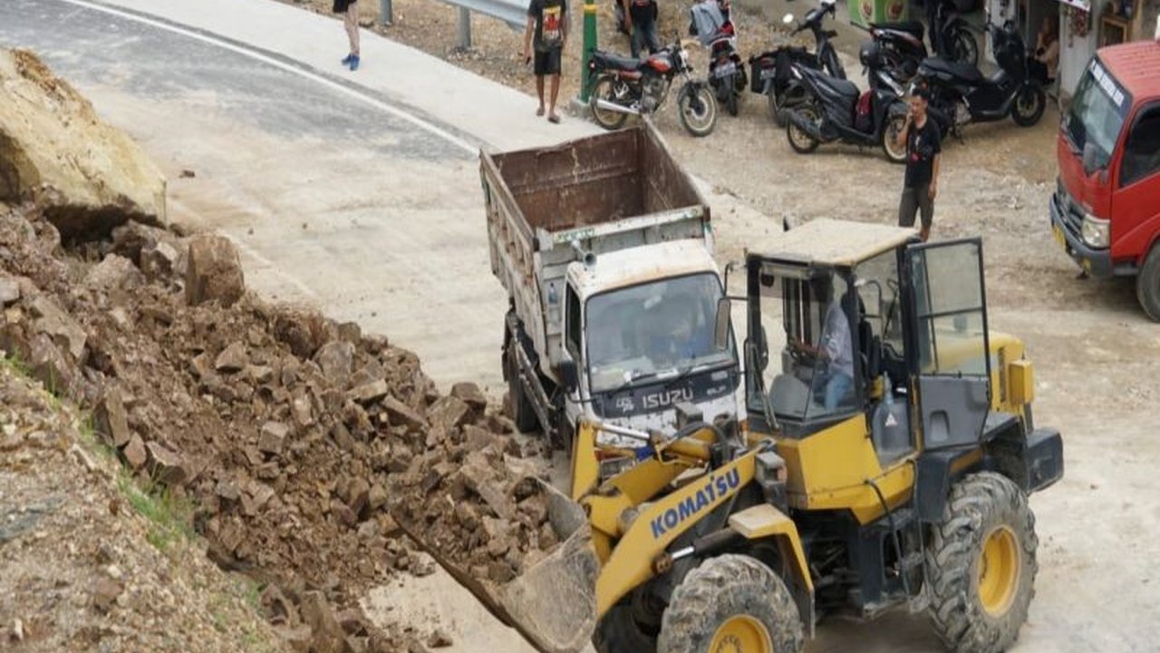 Bupati Gunungkidul meninjau lokasi longsor di tanjakan Clongop dan memastikan jalur vital tersebut dapat dilalui dengan aman jelang Lebaran 2025, meskipun potensi longsor susulan masih ada.
