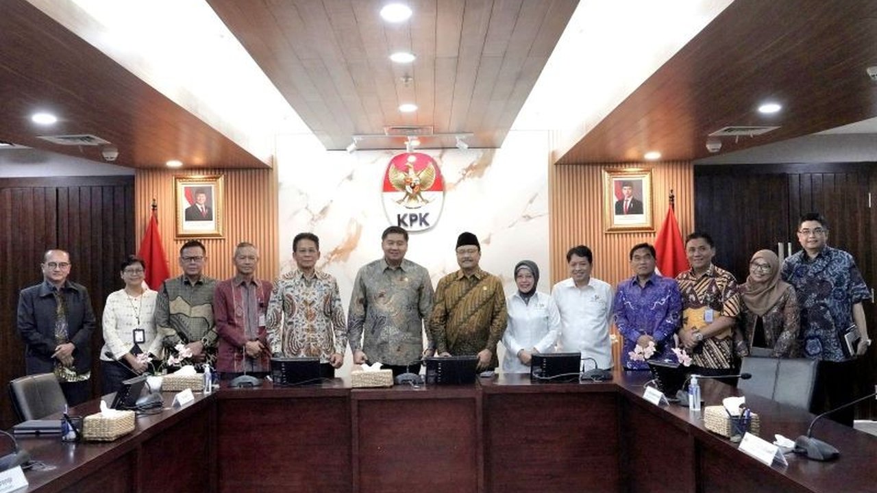 Kemensos dan KPK perkuat kolaborasi untuk memastikan penyaluran bantuan sosial (bansos) lebih transparan dan tepat sasaran, menggunakan Data Tunggal Sosial Ekonomi Nasional (DTSEN).