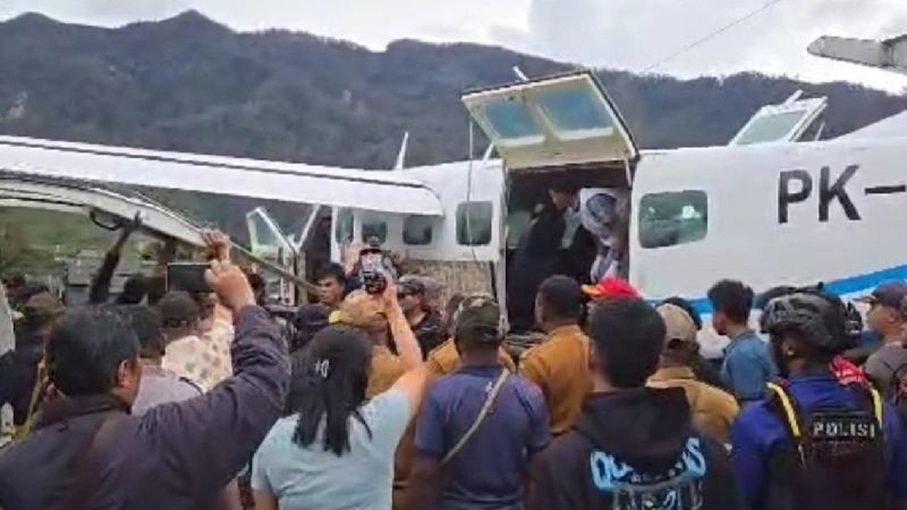 Satgas Damai Cartenz memburu kelompok kriminal bersenjata (KKB) yang menembak seorang warga sipil di Sugapa, Intan Jaya, Papua Tengah; korban telah dievakuasi ke Timika untuk perawatan medis.