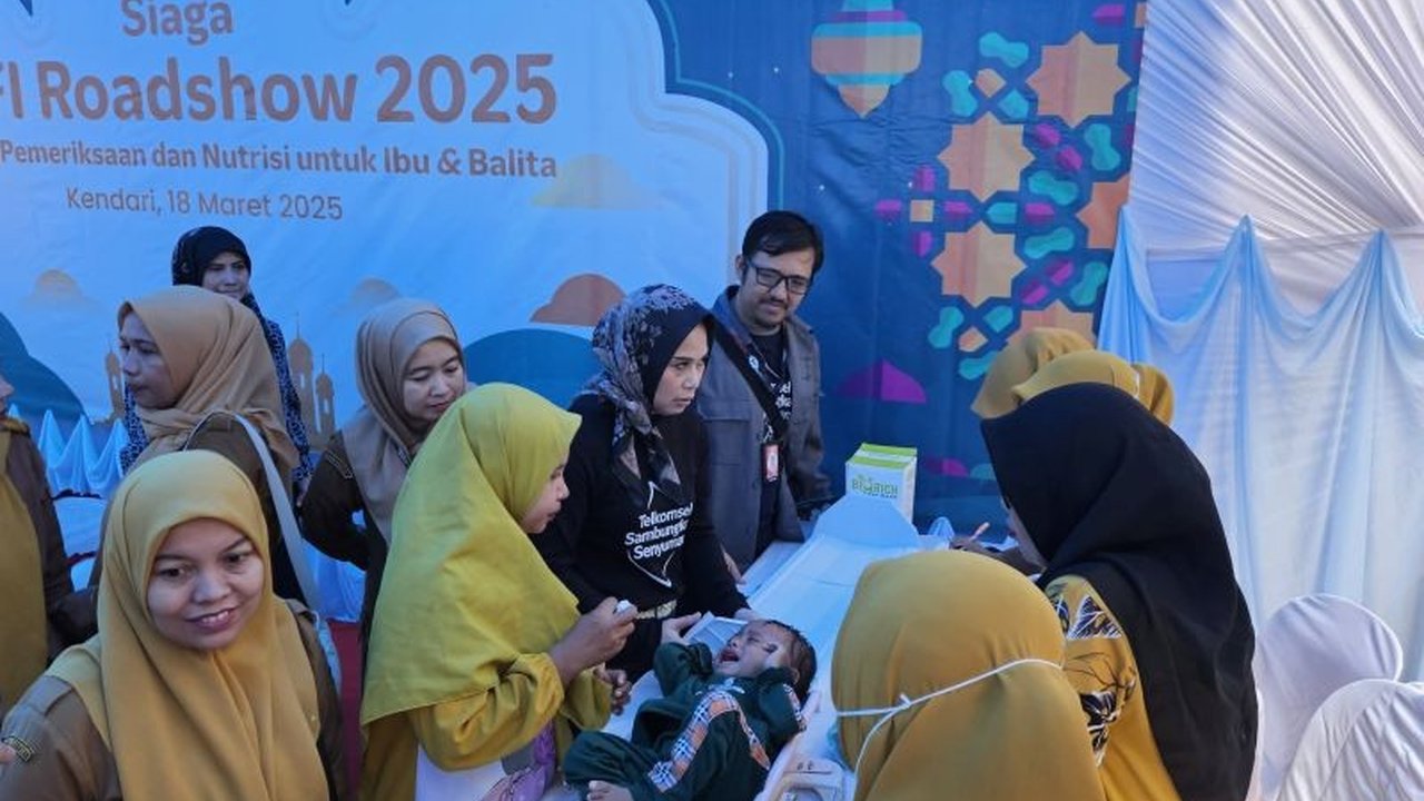 Telkomsel menggelar pemeriksaan kesehatan gratis untuk ibu dan balita di Kendari sebagai bentuk CSR, memberikan paket nutrisi, dan pelatihan keterampilan membuat kue bagi perempuan.