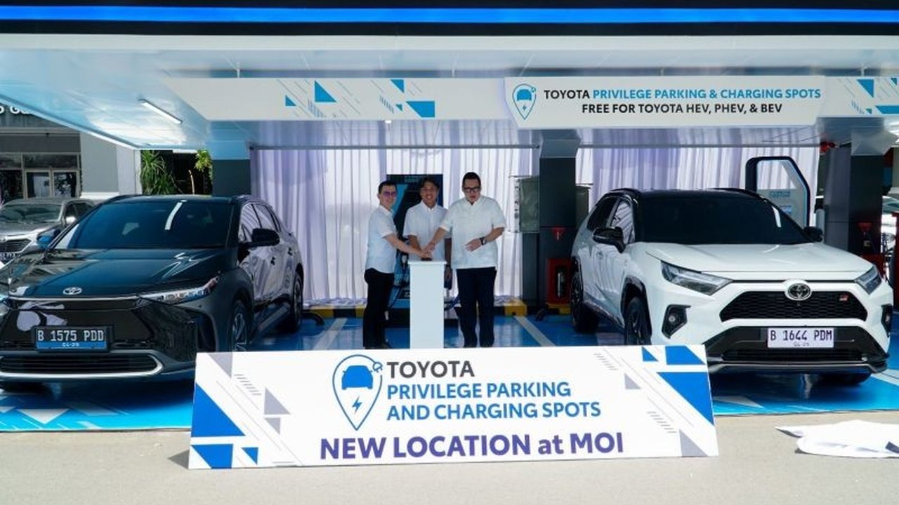 Toyota menyediakan fasilitas parkir dan pengisian daya gratis bagi kendaraan elektrifikasi di Mall of Indonesia, mendukung mobilitas ramah lingkungan.