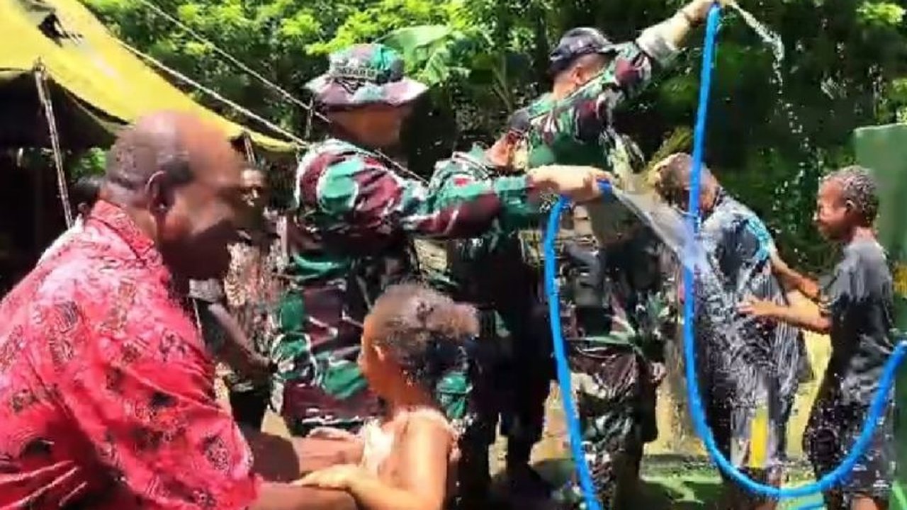 Satgas Yonif 312/Kala Hitam membangun sumur bor dan bak penampungan air bersih berkapasitas 1.200 liter untuk warga Sota, Merauke, Papua Selatan, sebagai wujud program 'Manunggal Air' KASAD.